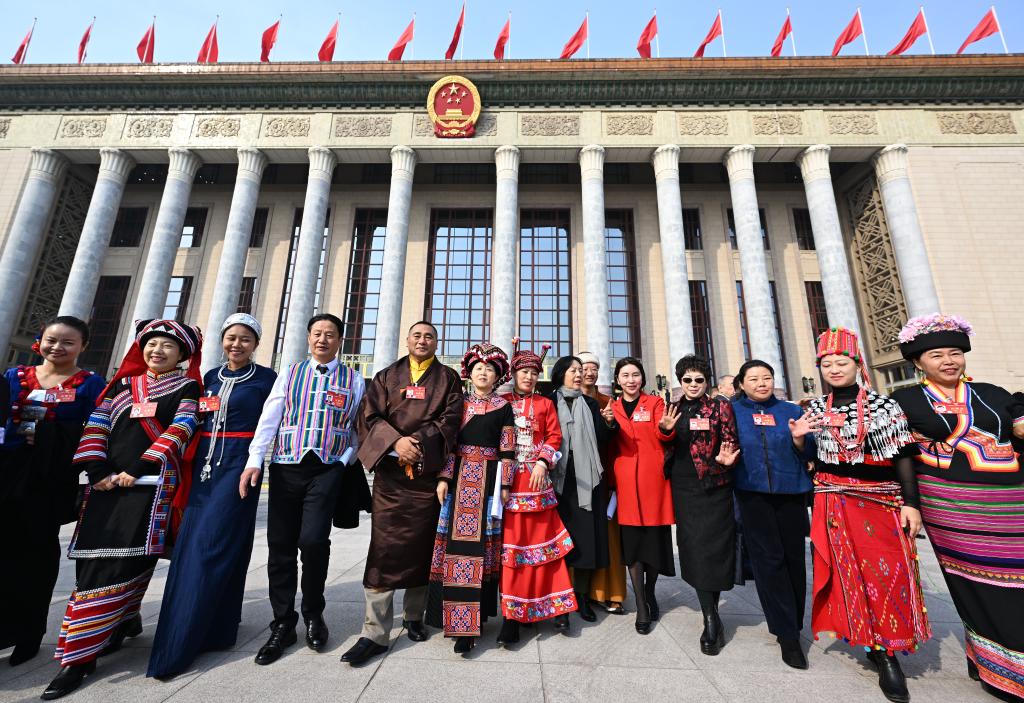 3月10日，中國人民政治協(xié)商會(huì)議第十四屆全國委員會(huì)第二次會(huì)議在北京人民大會(huì)堂舉行閉幕會(huì)。這是閉幕會(huì)后，委員們走出人民大會(huì)堂。新華社記者 陳曄華 攝