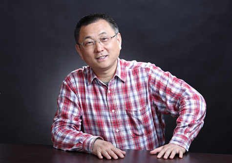 劉醒龍，生于古城黃州，現任中國作家協會小說委員會副主任、湖北省文學藝術界聯合會名譽主席。作品獲茅盾文學獎、魯迅文學獎、老舍散文獎、豐子愷散文獎，由其作品改編的電影獲中國電影金雞獎、大眾電影百花獎和中國電影華表獎等。主要作品有中篇小說《鳳凰琴》《分享艱難》《挑擔茶葉上北京》、長篇小說《圣天門口》《天行者》《蟠虺》、長篇散文《一滴水有多深》等。多部作品被譯成英語、法語、韓語、日語、越南語、印地語、阿拉伯語、波蘭語等語種出版。