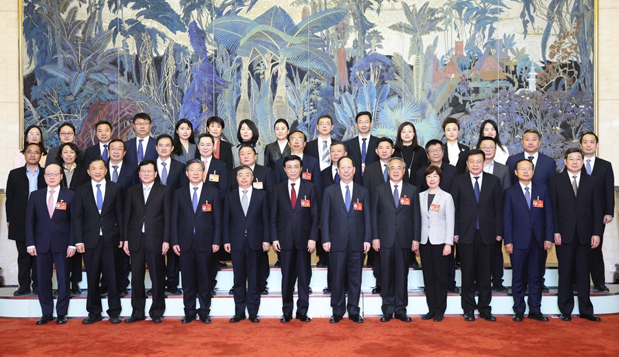 3月10日上午，中共中央政治局常委、全國政協主席王滬寧在北京人民大會堂看望參加全國政協十四屆二次會議宣傳報道的新聞工作者代表，代表全國政協向大家表示誠摯慰問和衷心感謝。新華社記者 黃敬文 攝