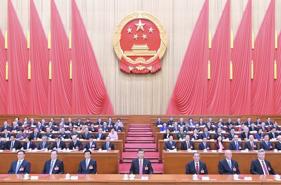 3月11日，第十四屆全國人民代表大會第二次會議在北京人民大會堂閉幕。黨和國家領導人習近平、李強、王滬寧、蔡奇、丁薛祥、李希、韓正等在主席臺就座。新華社記者 謝環馳 攝