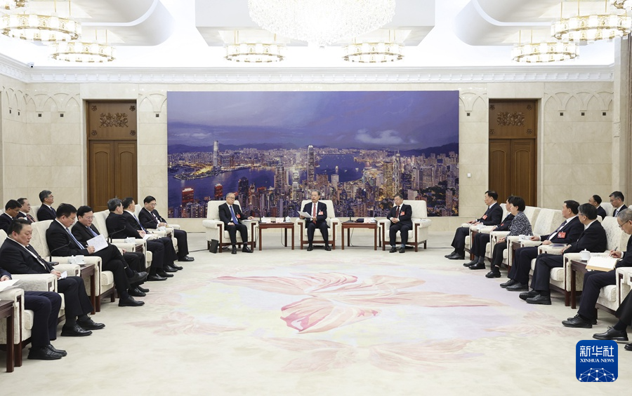 3月11日下午，中共中央政治局常委、全國人大常委會委員長趙樂際在北京人民大會堂看望參加十四屆全國人大二次會議新聞報道的中央主要新聞單位負責同志和新聞工作者，代表大會主席團和全國人大常委會，向參加大會新聞報道的全體新聞工作者表示問候和感謝。新華社記者 姚大偉 攝