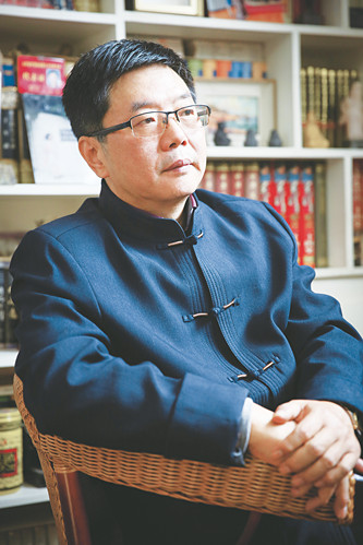 方遠，資深報人，中國作家協會會員。山東省作家協會小說創作委員會委員。濟南市首批簽約作家，濟南日報報業集團舜網文學顧問，山東省散文學會特聘專家。著有長篇小說《大河入海流》《大船隊》《墜落的天使》等五部，小說集《尋找情人》，中篇小說《神龜出沒》《門縫兒里的愛情》等二十余部，多篇作品被報刊轉載、連載，收入各種選本及年選。長篇小說《河與海》《大船隊》先后入選中國作協重點作品扶持項目和定點深入生活項目，長篇報告文學《光明路上追夢人》入選山東省作協重點扶持作品。曾獲第一屆、第四屆山東省泰山文藝獎，泉城文藝獎、梁斌小說獎、山東省對外傳播獎、濟南文學獎及濟南市第六、九、十一屆文藝精品工程獎等。