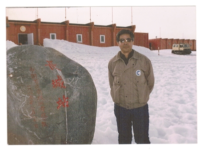 1985年2月，金濤在新落成的中國首座南極科學考察站——長城站前留影。他曾作為《光明日報》特派記者參加中國首次南極科學考察隊。（金雷供圖）