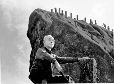 王朝聞，1909年出生，2004年去世，四川合江人。美學家、藝術理論家、雕塑家、藝術教育家。1932年考入杭州藝專；1940年赴延安，在魯迅藝術文學院進行雕塑創作與教學；新中國成立后，曾任中央美術學院教授兼副教務長，中國美術家協會副主席，中華全國美學學會會長，《美術》雜志主編，文化部文學藝術研究院（今中國藝術研究院）副院長。著有《新藝術創作論》《一以當十》《論鳳姐》《審美談》《審美心態》《雕塑雕塑》等。