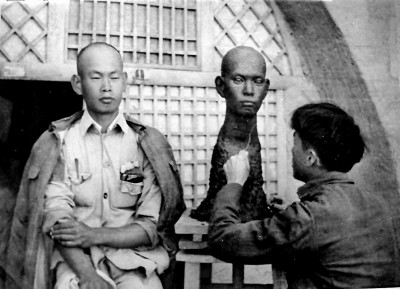 一九四一年，王朝聞在延安創作人像雕塑。圖片由中國藝術研究院研究員鄧福星提供