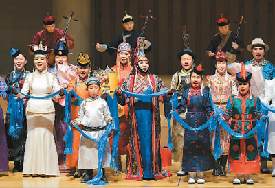 阿拉坦其其格和她的學員在北京中山公園音樂堂表演。 　　蘇冠明攝