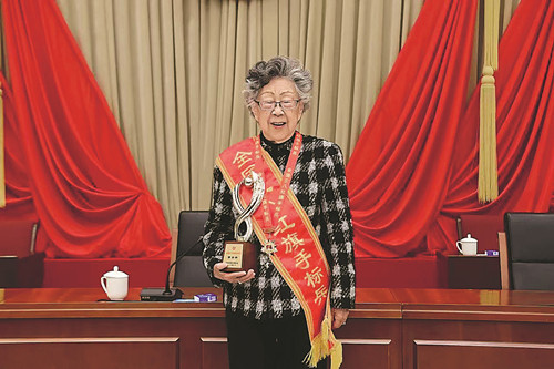 全國三八紅旗手標兵、中國文化國際傳播研究院院長黃會林