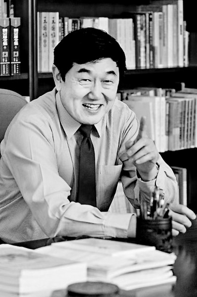 陳洪 南開大學講席教授，國家級教學名師，南開大學原常務副校長；任《文學遺產》《天津社會科學》等學術期刊編委，《文學與文化》主編，曾獲國家級教學成果一等獎；研究領域涉及中華傳統文化、中國古典文學、中國文學批評史、中國古代小說理論、明清小說、文學與宗教等諸多方面，著有《結緣：文學與宗教》《中國小說理論史》《金圣嘆傳》《六大名著導讀》《漫說水滸》等。