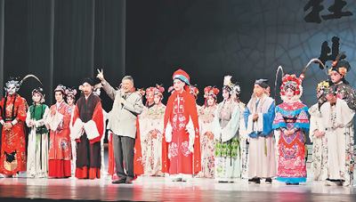圖為演員在高雄演出謝幕時合影，白先勇對觀眾比出20周年的手勢。
