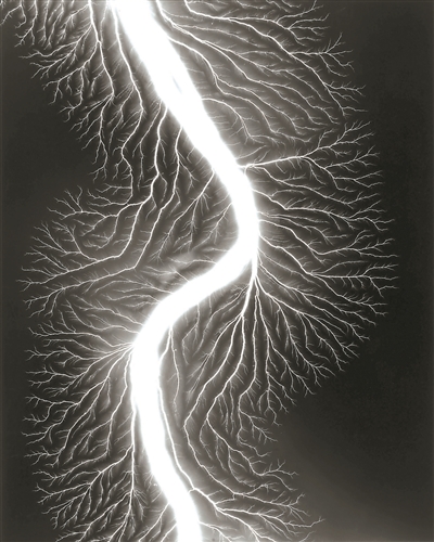 杉本博司，《放電場225》，2009，明膠銀鹽相紙，149.2×119.4cm。公式Hiroshi Sugimoto，圖片由藝術家提供