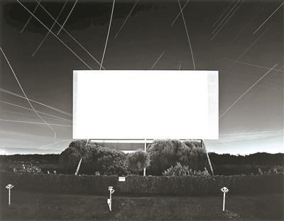 杉本博司，《尤寧城汽車影院，尤寧城》，1993，明膠銀鹽相紙，119.4×149.2cm。公式Hiroshi Sugimoto，圖片由藝術家提供