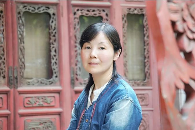 王蕓    生于湖北，現居南昌。一級作家，南昌市作家協會主席。出版長篇小說《對花》《江風烈》，小說集《請叫她天鵝》《薇薇安曾來過》《與孔雀說話》《羽毛》，散文集《紙上萬物浮現如初》《此生》《穿越歷史的楚風》《接近風的深情表達》《經歷著異常美麗》等。三百余萬字作品見于《人民文學》《當代》《新華文摘》《小說選刊》《中國作家》《青年文學》《上海文學》《江南》《芙蓉》《長城》《天涯》《美文》《散文》《長江文藝》《中篇小說選刊》《小說月報》等，收入五十多種選本。曾獲第三屆湖北文學獎、第七屆屈原文藝獎、第一屆江西省文藝創作獎、第二屆林語堂文學獎（小說）大獎等。獲評江西省思想宣傳文化系統“四個一批”人才。