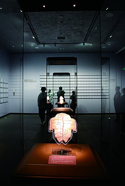 殷墟博物館新館展出的商代刻辭卜甲。安陽市委宣傳部供圖