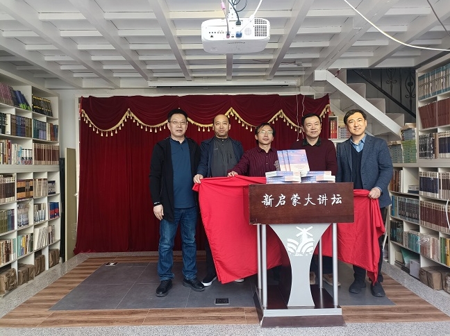 丁丁、譚五昌、陸健、黃建華、朱鋼為新書《青年詩歌年鑒2022年卷》揭幕。