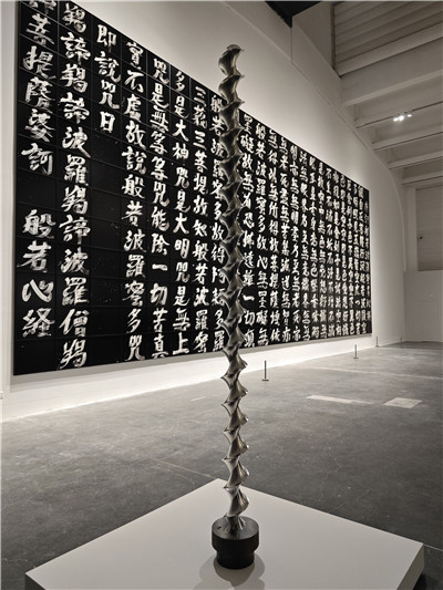 裝置《反重力結(jié)構(gòu)》。作為日本代表性的奈良時代木質(zhì)建筑之一，當(dāng)麻寺東塔在1902年經(jīng)過整體修繕，用新材料替換下部分受損的建材。這些古木材的嵌合支撐起屹立的佛塔，承受并消解了超過千年時間沉淀的分量。這種抵抗地心吸引的力量象征令杉本博司著迷，藝術(shù)家試圖通過攝影重建這座佛塔，再現(xiàn)抵御重力的構(gòu)造之美。