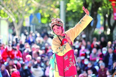 在湖南資興市人民廣場(chǎng)，演員在舞臺(tái)上表演花鼓戲。新華社發(fā)