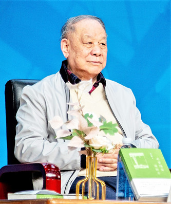 劉心武，曾任《人民文學》主編。代表作有短篇小說《班主任》、長篇小說《鐘鼓樓》（獲第二屆茅盾文學獎）、散文集《也曾隔窗窺新月》《我眼中的建筑與環境》《劉心武妙品紅樓夢》等