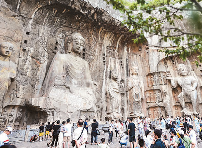 　河南洛陽龍門石窟景區(qū)游人如織，人們來此領略千年石窟石刻造像藝術的獨特魅力，探訪歷史文化遺產(chǎn)的美妙意境。 　　黃政偉攝（人民圖片）