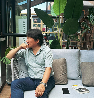  任白，吉林省吉林市人，詩人、作家。吉林省作家協(xié)會副主席、中國詩歌學(xué)會理事。出版詩集《耳語》《任白詩選》《情詩與備忘錄》《靈魂的債務(wù)》和中短篇小說集《失語》。現(xiàn)居吉林省長春市。