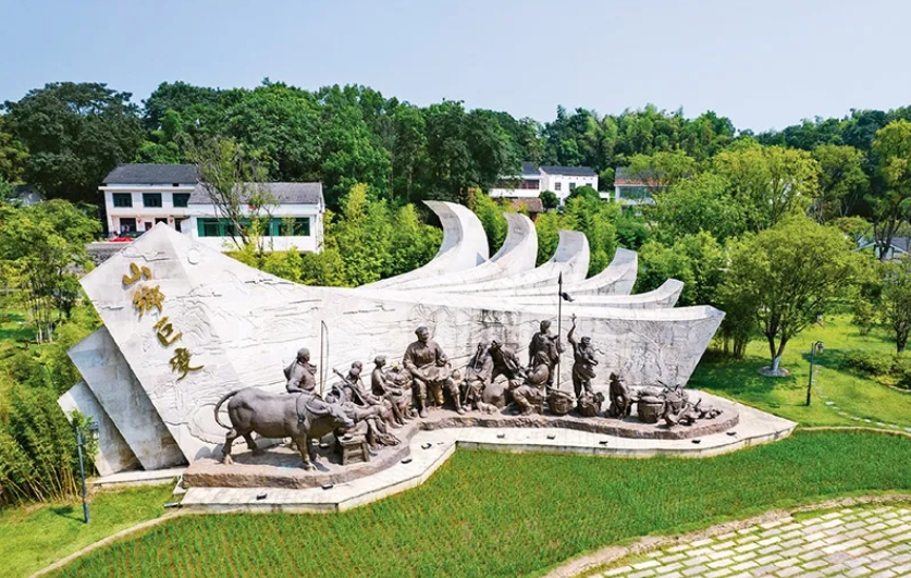 1955年秋，47歲的周立波整理行裝，從北京一路南下，舉家搬回老家湖南益陽清溪村。67年后，在這里，中國作家協會啟動了“新時代山鄉巨變創作計劃”和“新時代文學攀登計劃”兩項重大文學行動。圖為2022年8月1日拍攝的湖南省益陽市清溪村清溪廣場。 新華社記者 陳思汗/攝