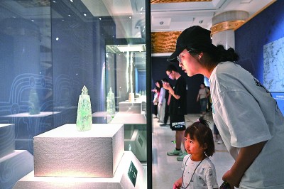 5月18日，參觀者在內(nèi)蒙古呼和浩特市的呼和浩特博物館“問蜀——東周時(shí)期的蜀文化展”上觀看展品。 新華社記者 貝赫攝