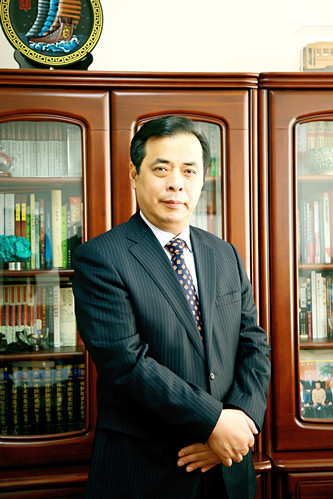 老藤，本名滕貞甫，遼寧省政協文史委副主任。出版長篇小說《刀兵過》《北障》《北愛》《草木志》等11部，小說集《熬鷹》《無雨遼西》等8部，隨筆集《儒學筆記》等3部，“老藤作品典藏（15卷）”。曾獲全國“五個一工程”獎、東北文學獎、百花文學獎等，作品多次入選各種年榜及選本，以多種文字譯介到國外。