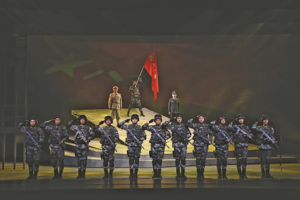 上海越劇院原創(chuàng)現(xiàn)代大戲《好八連》以《霓虹燈下的哨兵》為創(chuàng)作靈感，讓兩代八連戰(zhàn)士“隔空對(duì)話”。（上海越劇院供圖）