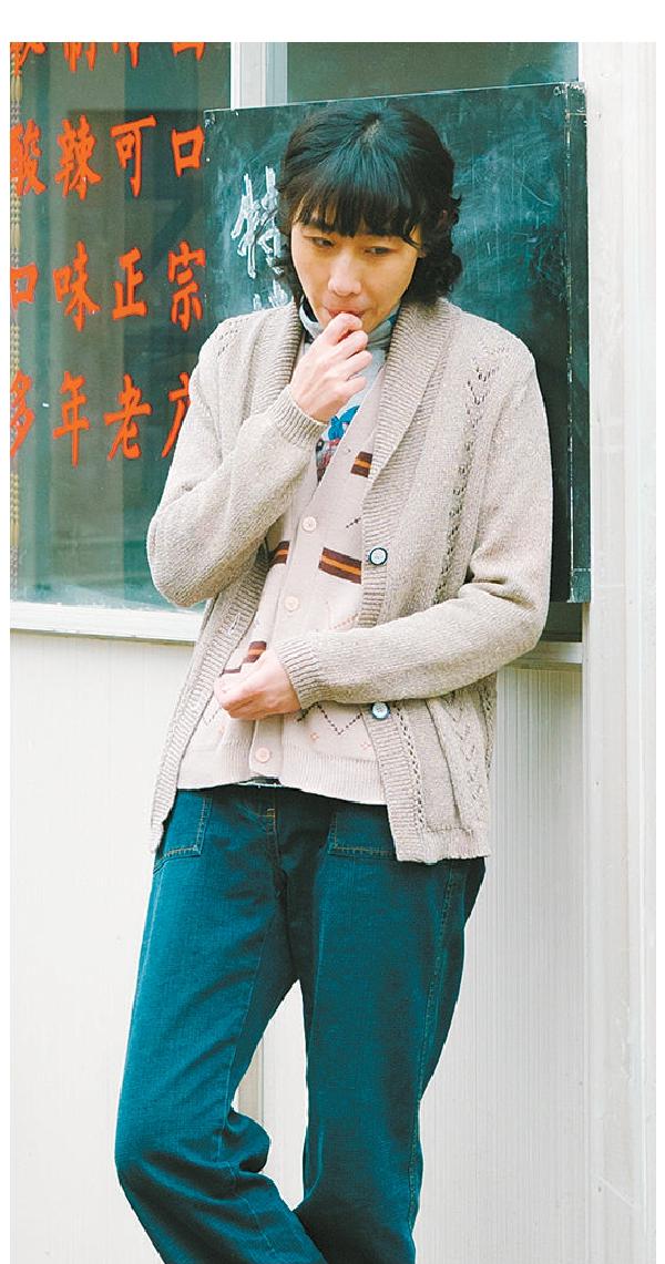 在《漫長的季節(jié)》中，任素汐飾演的徐姐瘦瘦高高，倚門嗑瓜子兒的動(dòng)作，斜眼兒瞟人的眼神，加上幾句曖昧臺(tái)詞，略略幾筆勾勒出在生存邊緣掙扎又頗具風(fēng)情的小飯館老板娘。