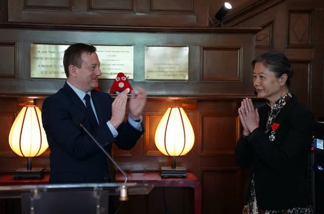 法國駐華大使白玉堂為作家王安憶頒發了法國國家榮譽軍團騎士勛章。圖片來源：法國領事館