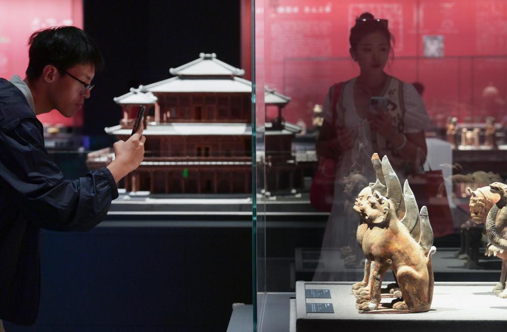 2023年9月15日，位于北京奧林匹克公園核心區的中國考古博物館正式面向公眾開放，觀眾在館內參觀珍貴文物。新華社記者 李賀 攝