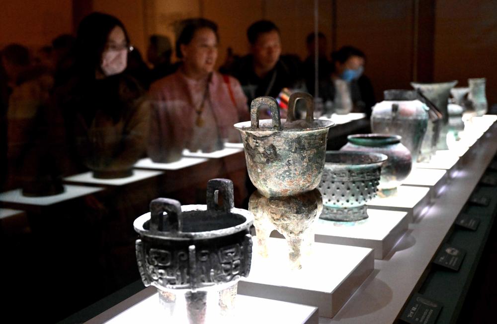 2024年2月26日，參觀者在河南安陽殷墟博物館新館內觀看展品。新華社記者 李安 攝