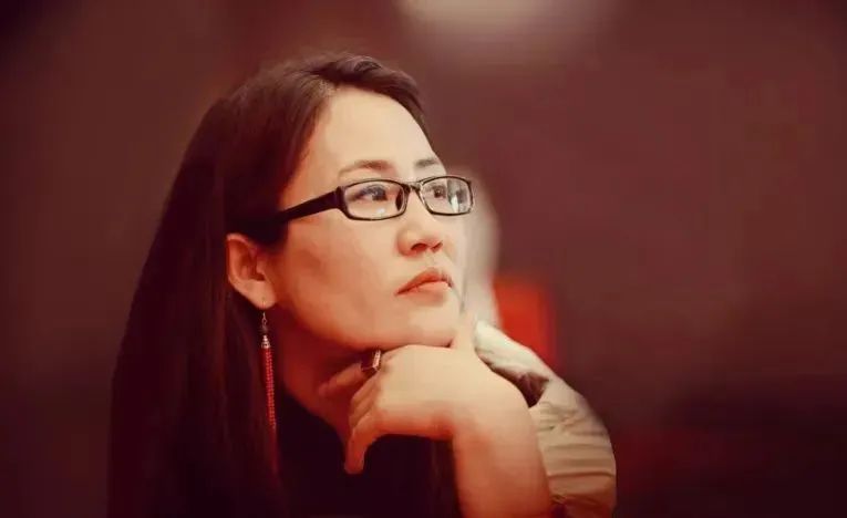 娜仁高娃，蒙古族，中國作家協(xié)會(huì)會(huì)員。著有短篇小說《醉陽》《熱戀中的巴岱》、長篇小說《影》等，其中小說集《七角羊》入選中國作家協(xié)會(huì)“中國少數(shù)民族文學(xué)之星叢書”。曾獲2018年《草原》文學(xué)獎(jiǎng)、第十二屆內(nèi)蒙古自治區(qū)文學(xué)創(chuàng)作“索龍嘎”獎(jiǎng)、2020年《民族文學(xué)》年度獎(jiǎng)；中篇小說《裸露的山體》入選中國當(dāng)代文學(xué)研究會(huì)年榜、中國小說學(xué)會(huì)2023年度中國好小說榜。