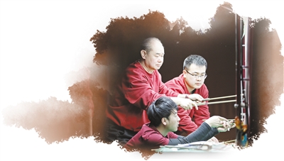 　圖為在中國非遺館內(nèi)，非遺傳承人現(xiàn)場表演北京皮影戲。 　　中國非遺館供圖