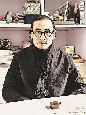劉萬鳴 1989年畢業(yè)于天津美術學院，1995年就讀于中國藝術研究院美術學研究生課程班。現任全國政協委員、民盟中央委員、中國美術家協會副主席、中國國家畫院院長。2012年獲中國青年藝術家提名獎，2014年入選國家百千萬人才工程授予“有突出貢獻中青年專家”稱號，中宣部2017年文化名家暨“四個一批”人才，中組部國家高層次人才特殊支持計劃領軍人才“萬人計劃”。中國畫作品曾入選全國美展、全國畫院展及省部級展覽，獲得金、銀、銅、優(yōu)秀等獎項十余次。積極參與國家主題性創(chuàng)作，作為第一作者完成《遣唐使》《西電東送、西氣東輸工程》《黃河擺渡人》《南水北調工程》等中國畫作品。《中國畫論》一書為普通高等學校藝術學科新形態(tài)重點規(guī)劃教材。曾在中國國家博物館等國家級展館舉辦個展，作品被中國美術館、中國國家博物館、中國藝術研究院等國家級單位收藏。