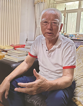 降邊嘉措 藏族，四川省甘孜藏族自治州巴塘縣人。1950年參加解放軍，經(jīng)歷了進(jìn)軍西藏、解放西藏的全過(guò)程。1956年到北京民族出版社，從事藏文翻譯和編輯出版工作，直到1980年。1980年報(bào)考中國(guó)社會(huì)科學(xué)院民族文學(xué)研究所并被錄取，后來(lái)主要從事《格薩爾》史詩(shī)研究和翻譯工作。曾出版《〈格薩爾〉初探》《〈格薩爾〉的歷史命運(yùn)》《〈格薩爾〉與藏族文化》《〈格薩爾〉論》等學(xué)術(shù)專著。主編有《格薩爾》藏文精選本（40卷、51冊(cè)）、《〈格薩爾〉大辭典》等。長(zhǎng)篇小說(shuō)《格桑梅朵》、報(bào)告文學(xué)《這里是紅軍走過(guò)的地方》分別獲得第一屆、第十一屆全國(guó)少數(shù)民族文學(xué)創(chuàng)作駿馬獎(jiǎng)。