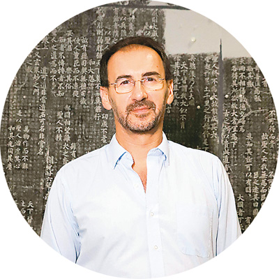 畢羅（Pietro De Laurentis），意大利漢學家，中國國家級人才項目入選者，廣州美術學院教授、博導，中外書寫文化與美術交流研究中心負責人，二王學研究中心專家委員會委員。多年來主要從事書法學、銘刻與寫本學、美術文獻研究與翻譯、中國古代詩歌等領域的研究。意大利文著作有《李白，其人其詩》《一觴一詠：〈蘭亭詩集〉研究》，英文專著有《孫過庭〈書譜〉綜合研究》《以書護法——〈集王圣教序〉研究》，中文專著有《尊右軍以翼圣教》，英文譯著有張天弓《中國書法主要術語的釋讀和研究》。在《亞洲專刊》《華裔學志》《敦煌研究》《唐研究》《中國書法》《書法研究》等海內外權威刊物發表論文50余篇。