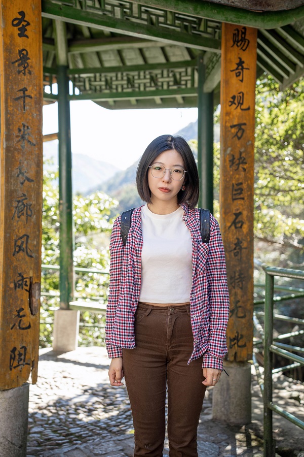 作家簡介 李姍姍，筆名三三，女，漢族，一九九一年出生，畢業(yè)于中國人民大學(xué)創(chuàng)造性寫作專業(yè)。作品發(fā)表于《人民文學(xué)》《收獲》等多家刊物，多有選載。曾獲2020年“鐘山之星”年度青年佳作獎、2021年度青花郎?人民文學(xué)獎新人獎、第七屆郁達夫小說獎短篇小說獎、首屆《靜?安》文學(xué)獎、紅棉文學(xué)獎小說主獎等獎項，入選王蒙青年作家支持計劃?年度特選作家（2022—2023）等。著有短篇小說集《晚春》《山頂上是海》《俄羅斯套娃》《離魂記》等四部。