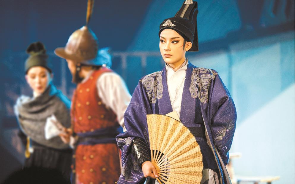 古老戲曲掀起“青春革命”，從情感、形式、媒介上將青年文化、時(shí)代審美融入戲曲古典樣態(tài)，這是“新文化生命體”適應(yīng)新媒介環(huán)境，以青年力量激活傳統(tǒng)文化能量進(jìn)行自我更新的典型示例。圖為越劇《新龍門客棧》