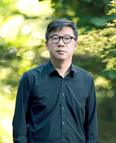 李修文，湖北省作家協(xié)會(huì)主席、武漢市文聯(lián)主席、武漢大學(xué)文學(xué)院教授，著有《猛虎下山》《詩(shī)來(lái)見(jiàn)我》《致江東父老》《山河袈裟》《滴淚痣》《捆綁上天堂》等