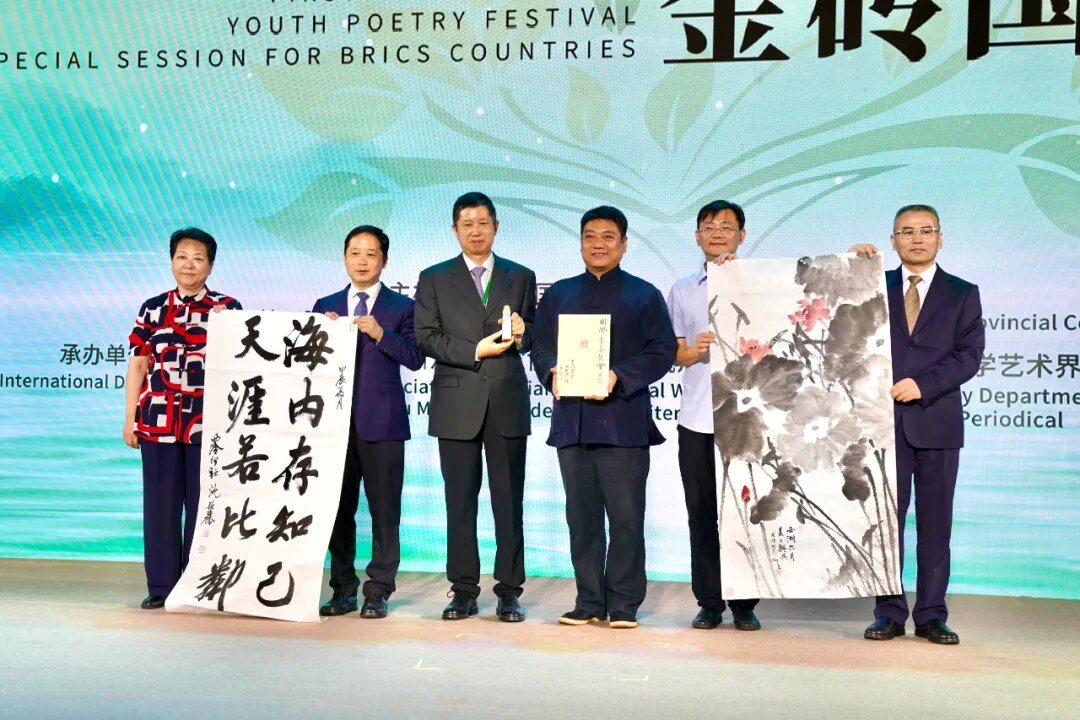 藝術(shù)家王臻、沈穎麗、繆宏波將現(xiàn)場創(chuàng)作的篆刻及書畫作品贈予國際青春詩會組委會