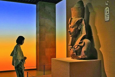 7月17日，預覽觀眾在“圖坦卡蒙的時代”展區參觀埃赫那吞半身像。新華社記者 劉穎攝