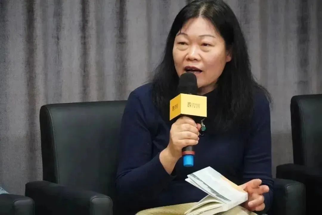 黃葒    南京大學外國語學院法語系教授，博士生導師，南京大學人文社會科學高級研究院兼職研究員，國際杜拉斯學會會員，中國法國文學研究會常務理事，中法語言文化比較研究會常務理事、江蘇省外文學會理事，江蘇省翻譯協會理事、南京翻譯家協會理事，南京作協理事。