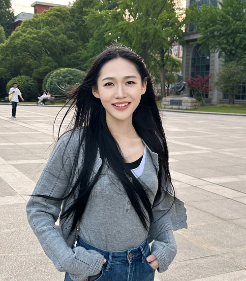 周燊，滿族，中國(guó)作家協(xié)會(huì)會(huì)員，藝術(shù)碩士、文學(xué)博士，從教于高校創(chuàng)意寫(xiě)作和現(xiàn)當(dāng)代文藝研究等方向，曾獲第六屆山東省泰山文藝獎(jiǎng)（文學(xué)創(chuàng)作獎(jiǎng)）、復(fù)旦大學(xué)光華獎(jiǎng)等榮譽(yù)。