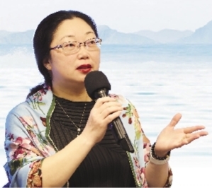 楊怡芬，浙江舟山人，魯迅文學院第13屆高研班學員。2002年開始寫作，在《人民文學》《十月》《花城》等發表小說百余萬字，出版中短篇小說集《披肩》、中篇小說集《追魚》、長篇小說《離觴》《海上繁花》等。