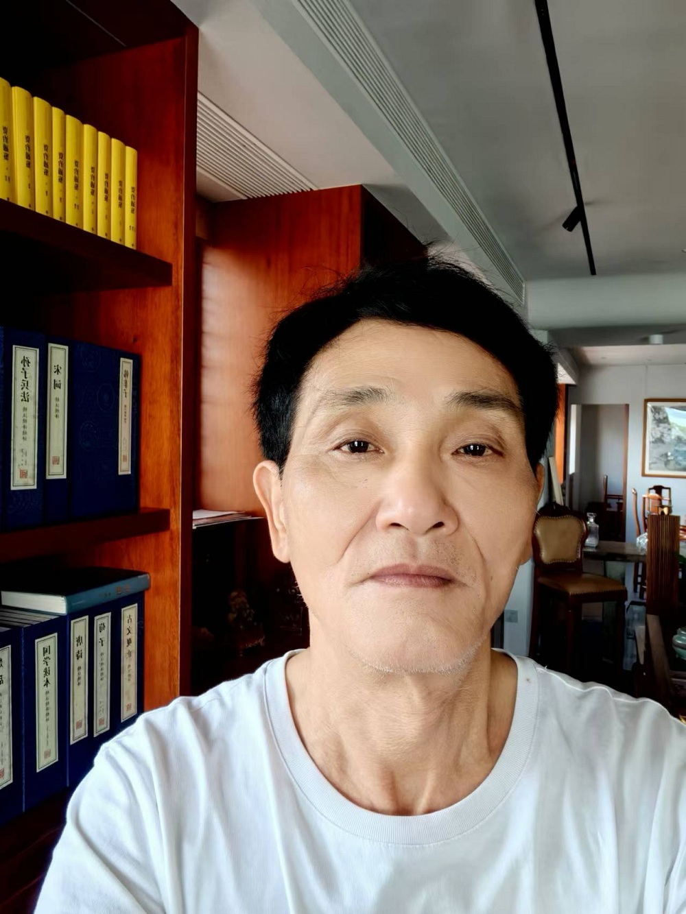 子塵，早年筆名野草，福建人，現居住廈門市，在一家私企上班。少年時開始喜歡文學，一直熱愛，從不言放棄。早年有習作發表報刊，現大多作品發于網絡。