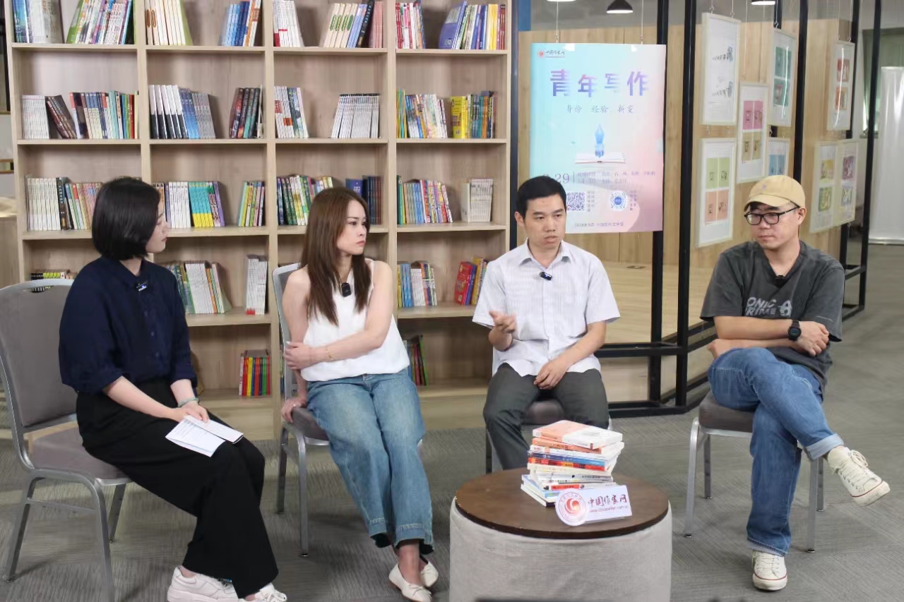 中國作家網文學直播間對談現場（左起：賀嘉鈺、葉昕昀、徐剛、石一楓）