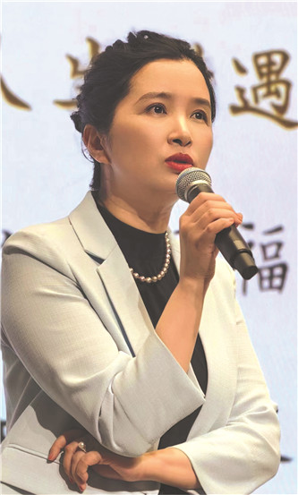 潘向黎，文學博士，上海作家協會副主席、專業作家。著有長篇小說《穿心蓮》，小說集《白水青菜》《十年杯》《輕觸微溫》《上海愛情浮世繪》等，專題隨筆集《茶可道》《梅邊消息》《古典的春水》《人間紅樓》等，共三十多種。獲魯迅文學獎短篇小說獎等