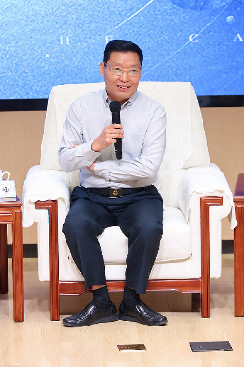 中國大洋協會副理事長、中國“蛟龍號”海試現場總指揮劉峰發言