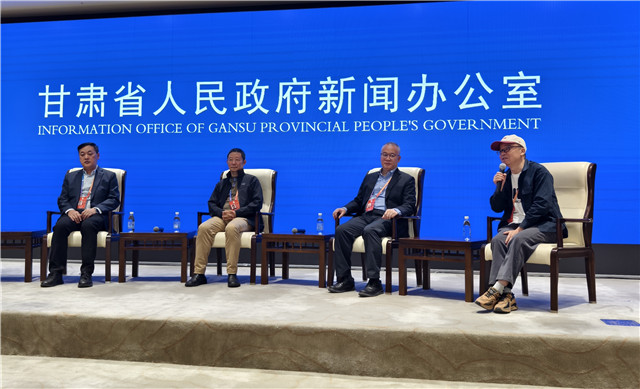 中山大學博導、教授，中國頂尖文學評論家謝有順，浙江文藝出版社常務副社長，翻譯家曹元勇，北師大教授，詩人歐陽江河，魯迅文學獎獲得者、甘肅文聯副主席、作協主席葉舟回答記者提問（攝影 澎湃新聞記者 夏奕寧）
