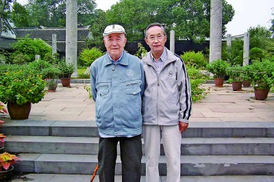 2005年10月，朱季海（左）與張洪鈞在蘇州雙塔寺。作者供圖